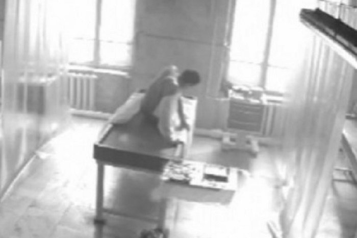 A kórház alkalmazottja úgy döntött, hogy rejtett kamerát telepít a boncteremben. Megdöbbent attól, amit látott.